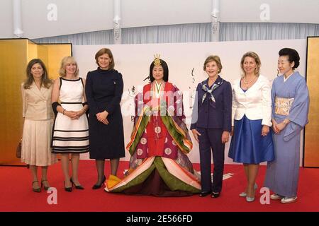 Une femme japonaise (C) vêtue d'un kimono antique pose avec (G-D) l'épouse du président de la Commission européenne José Manuel Barroso, Margarida Sousa Uva, l'épouse du premier ministre canadien Stephen Harper, Laureen Harper, l'épouse du premier ministre britannique Gordon Brown, Sarah Brown, la première dame des États-Unis, Laura Bush, L'épouse du président russe Dmitry Medvedev Svetlana Medvedev et l'épouse du Premier ministre japonais Yasuo Fukuda Kiyoko Fukuda, lors d'une démonstration du kimono antique à 12 niveaux le premier jour officiel du Sommet Hokkaido Toyako du G8, à Toyako, Hokkaido, Japon, le 7 juillet 2008. Photo par Pool/ABACAPRESS.COM Banque D'Images