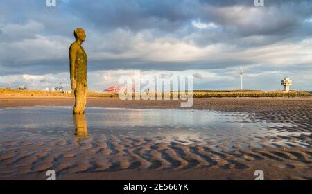 Iron Man dans un bassin d'eau à marée basse sur la plage de Crosby près de Liverpool. Banque D'Images