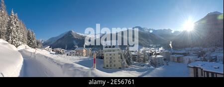 Vue panoramique d'un magnifique lever de soleil après de fortes chutes de neige dans le Alpes suisses à Davos Banque D'Images