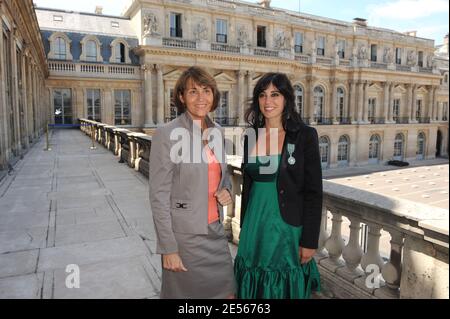 La ministre française de la Culture Christine Albanel pose avec le directeur libanais Nadine Labaki après que Labaki ait reçu l'ordre de la médaille 'Arts et lettres' d'Albanel au ministère français de la Culture à Paris, France, le 09 juillet 2008. Photo par Ammar Abd Rabbo/ABACAPRESS.COM Banque D'Images