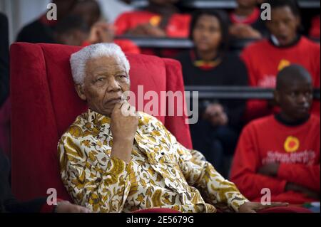 Nelson Mandela participe aux célébrations en l'honneur de son 90e anniversaire au Lycée Jules Verne, à Johannesburg, en Afrique du Sud, le 9 juillet 2008. Son anniversaire est le 18 juillet, mais il le célébrera en privé avec ses amis et sa famille. Au cours des célébrations, les enfants ont présenté à M. Mandela des cartes d'anniversaire. Le ministre Rama Yade a rendu hommage à M. Mandela et lui a adressé ses meilleurs voeux d'anniversaire au nom du président Sarkozy et de son épouse Carla Bruni. Photo d'Erik Forster/ABACAPRESS.COM Banque D'Images