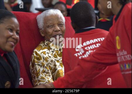 Nelson Mandela participe aux célébrations en l'honneur de son 90e anniversaire au Lycée Jules Verne, à Johannesburg, en Afrique du Sud, le 9 juillet 2008. Son anniversaire est le 18 juillet, mais il le célébrera en privé avec ses amis et sa famille. Au cours des célébrations, les enfants ont présenté à M. Mandela des cartes d'anniversaire. Le ministre Rama Yade a rendu hommage à M. Mandela et lui a adressé ses meilleurs voeux d'anniversaire au nom du président Sarkozy et de son épouse Carla Bruni. Photo d'Erik Forster/ABACAPRESS.COM Banque D'Images