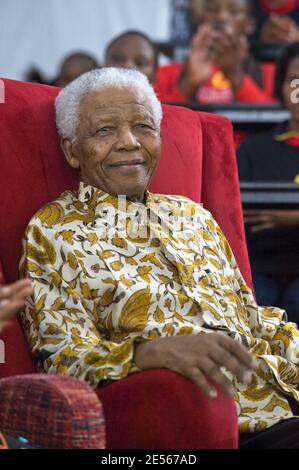 Nelson Mandela participe aux célébrations en l'honneur de son 90e anniversaire au Lycée Jules Verne, à Johannesburg, en Afrique du Sud, le 9 juillet 2008. Son anniversaire est le 18 juillet, mais il le célébrera en privé avec ses amis et sa famille. Au cours des célébrations, les enfants ont présenté à M. Mandela des cartes d'anniversaire. Le ministre Rama Yade a rendu hommage à M. Mandela et lui a adressé ses meilleurs voeux d'anniversaire au nom du président Sarkozy et de son épouse Carla Bruni. Photo d'Erik Forster/ABACAPRESS.COM Banque D'Images