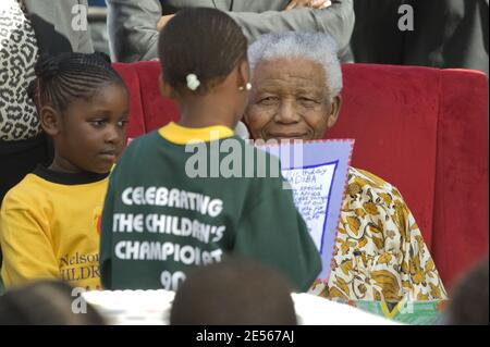 Nelson Mandela participe aux célébrations en l'honneur de son 90e anniversaire au Lycée Jules Verne, à Johannesburg, en Afrique du Sud, le 9 juillet 2008. Son anniversaire est le 18 juillet, mais il le célébrera en privé avec ses amis et sa famille. Au cours des célébrations, les enfants ont présenté à M. Mandela des cartes d'anniversaire. Le ministre Rama Yade a rendu hommage à M. Mandela et lui a adressé ses meilleurs voeux d'anniversaire au nom du président Sarkozy et de son épouse Carla Bruni. Photo d'Erik Forster/ABACAPRESS.COM Banque D'Images