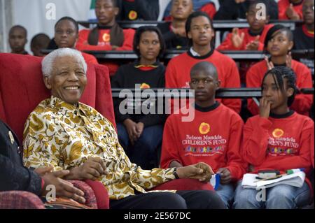 Nelson Mandela participe aux célébrations en l'honneur de son 90e anniversaire au Lycée Jules Verne, à Johannesburg, en Afrique du Sud, le 9 juillet 2008. Son anniversaire est le 18 juillet, mais il le célébrera en privé avec ses amis et sa famille. Au cours des célébrations, les enfants ont présenté à M. Mandela des cartes d'anniversaire. Le ministre Rama Yade a rendu hommage à M. Mandela et lui a adressé ses meilleurs voeux d'anniversaire au nom du président Sarkozy et de son épouse Carla Bruni. Photo d'Erik Forster/ABACAPRESS.COM Banque D'Images