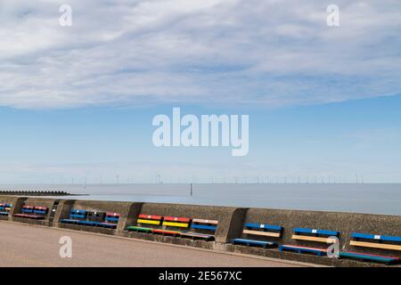 Bancs colorés sur la promenade de la plage de Wallasey. Banque D'Images