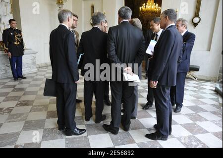 Le président français Nicolas Sarkozy avec ses conseillers l'Elysée à Paris, France, le 12 juillet 2008. Photo par Elodie Gregoire/ABACAPRESS.COM Banque D'Images