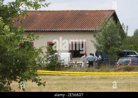 La police et les gendarmes travaillent dans le jardin d'une maison à la Magdelaine-sur-Tarn, près de Toulouse, le 11 juillet 2008. Les corps des frères de l'homme, âgés de 53 et 47 ans, et les fils, âgés de 25 et 26 ans, ont été retrouvés le 10 juillet dans cette maison. Photo par Alex/ABACAPRESS.COM Banque D'Images