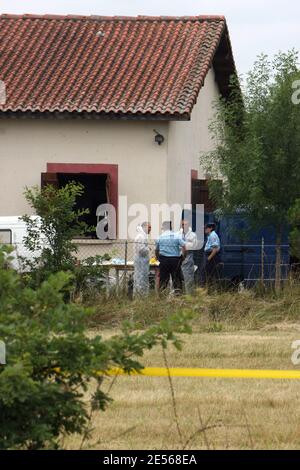 La police et les gendarmes travaillent dans le jardin d'une maison à la Magdelaine-sur-Tarn, près de Toulouse, le 11 juillet 2008. Les corps des frères de l'homme, âgés de 53 et 47 ans, et les fils, âgés de 25 et 26 ans, ont été retrouvés le 10 juillet dans cette maison. Photo par Alex/ABACAPRESS.COM Banque D'Images