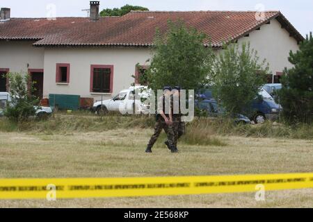 La police et les gendarmes travaillent dans le jardin d'une maison à la Magdelaine-sur-Tarn, près de Toulouse, le 11 juillet 2008. Les corps des frères de l'homme, âgés de 53 et 47 ans, et les fils, âgés de 25 et 26 ans, ont été retrouvés le 10 juillet dans cette maison. Photo par Alex/ABACAPRESS.COM Banque D'Images