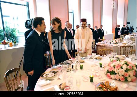 Le président français Nicolas Sarkozy, son épouse Carla Bruni-Sarkozy et le prince Moulay Rachid, du Maroc, ont assisté, le 13 juillet 2008, à un dîner offert aux chefs de délégation, à leurs conjoints et ministres au petit Palais, après avoir assisté au sommet fondateur de l'Union de Paris pour la Méditerranée à Paris, en France. Photo par Elodie Gregoire/ABACAPRESS.COM Banque D'Images