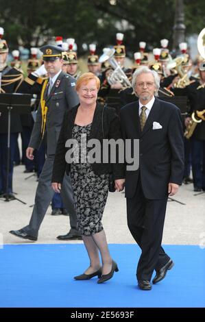 Le président finlandais, Tarja Halonen, et son mari arrivent pour un dîner organisé par les chefs de délégation, leurs conjoints et ministres au petit Palais, après avoir assisté au sommet de l'Union de Paris pour la fondation de la Méditerranée à Paris, en France, le 13 juillet 2008. Photo d'Abd Rabbo-Mousse/ABACAPRESS.COM Banque D'Images