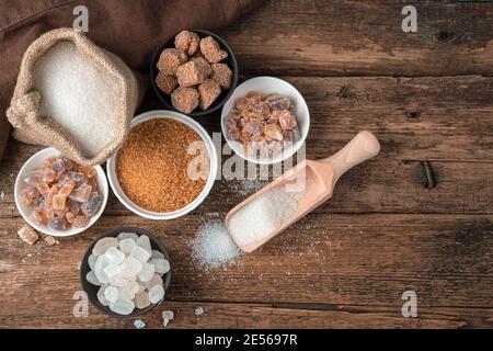 De nombreux types de sucre sur fond de bois. Vue de dessus avec espace de copie. Banque D'Images