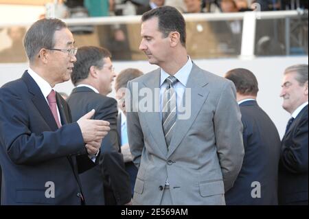 Le Secrétaire général des Nations Unies Ban Ki-Moon et le Président syrien Bachar Al Assad assistent au défilé militaire annuel de 2008 sur les champs-Élysées le jour de la Bastille à Paris, en France, le 14 juillet 2008. Nicolas Sarkozy préside pour la deuxième fois les fêtes nationales du 14 juillet. Photo de Thierry Orban/ABACAPRESS.COM Banque D'Images