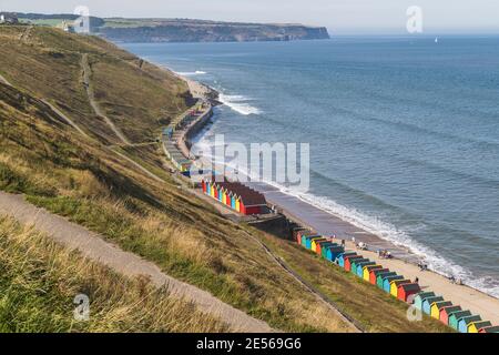 Cabines de plage sur le front de mer de Whitby. Banque D'Images