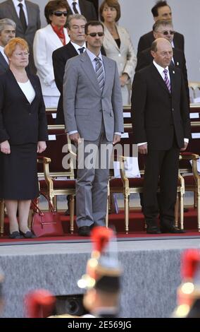 Le président égyptien Hosni Moubarak, le président finlandais Tarja Halonen, le président français Nicolas Sarkozy, le président syrien Bachar Al Assad, le président polonais Lech Kaczynski et le président roumain Traian Basescu assistent au défilé militaire du 14 juillet sur l'avenue des champs-Elysées, à Paris, en France, le 14 juillet 2008. Photo de Christophe Guibbbaud/ABACAPRESS.COM Banque D'Images