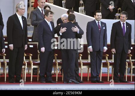 Le président français Nicolas Sarkozy le président palestinien Mahmoud Abbas et le prince Moulay Rachid du Maroc assistent au défilé militaire du 14 juillet sur l'avenue des champs-Elysées, à Paris, en France, le 14 juillet 2008. Photo de Christophe Guibbbaud/ABACAPRESS.COM Banque D'Images