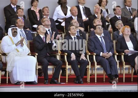 Qatari Emir Sheikh Hamad Bin Khalifa al-Thani, Secrétaire général des Nations Unies (ONU) Ban Ki-Moon, Président français Nicolas Sarkozy, Président égyptien Hosni Moubarak et Président finlandais Tarja Halonen assistent au défilé militaire annuel 2008 le long des champs-Élysées le jour de la Bastille à Paris, en France, le 14 juillet 2008. Nicolas Sarkozy préside pour la deuxième fois les fêtes nationales du 14 juillet. Photo de Christophe Guibbbaud/ABACAPRESS.COM Banque D'Images