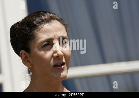 L'ancien otage franco-colombien Ingrid Betancourt réagit après avoir été attribué à la Légion d'honneur par le président français Nicolas Sarkozy lors de la fête traditionnelle des jardins du 14 juillet à l'Elysée Palace à Paris, France, le 14 juillet 2008. Photo de Benainous-Hounsfield/Pool/ABACAPRESS.COM Banque D'Images