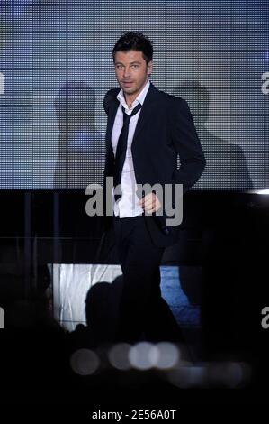 Christophe Mae se produit en direct pendant le concert de la Fraternite 'champ libre' au champ de Mars à Paris, France, le 14 juillet 2008. Photo de Mehdi Taamallah/ABACAPRESS.COM Banque D'Images