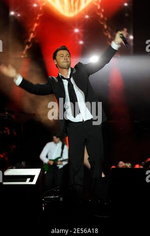 Christophe Mae se produit en direct pendant le concert de la Fraternite 'champ libre' au champ de Mars à Paris, France, le 14 juillet 2008. Photo de Mehdi Taamallah/ABACAPRESS.COM Banque D'Images