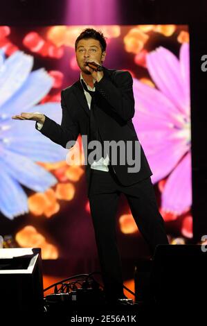 Christophe Mae se produit en direct pendant le concert de la Fraternite 'champ libre' au champ de Mars à Paris, France, le 14 juillet 2008. Photo de Mehdi Taamallah/ABACAPRESS.COM Banque D'Images