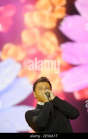 Christophe Mae se produit en direct pendant le concert de la Fraternite 'champ libre' au champ de Mars à Paris, France, le 14 juillet 2008. Photo de Mehdi Taamallah/ABACAPRESS.COM Banque D'Images