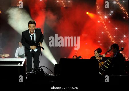 Christophe Mae se produit en direct pendant le concert de la Fraternite 'champ libre' au champ de Mars à Paris, France, le 14 juillet 2008. Photo de Mehdi Taamallah/ABACAPRESS.COM Banque D'Images