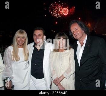 (G-D) Lova Moor, Pierre Guillermo, Chantal Goya et Gonzágue Saint-bris assistent à la fête de la Bastille organisée par le PDG de Telemedia, Pierre Guillermo, à son appartement à Paris, en France, le 14 juillet 2008. Photo de Benoit Pinguet/ABACAPRESS.COM Banque D'Images