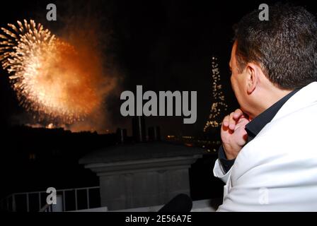 Le PDG de MultimÀdia, Pierre Guillermo, regarde des feux d'artifice lors de sa fête de la Bastille qui a eu lieu dans son appartement à Paris, France, le 14 juillet 2008 photo de Helder Januario/ABACAPRESS.COM Banque D'Images