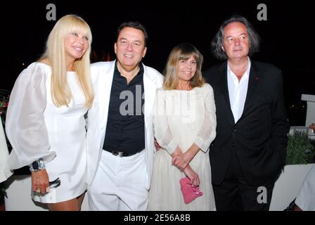 (G-D) Lova Moor, Pierre Guillermo, Chantal Goya et Gonzague Saint-bris à la fête de la Bastille organisée par le PDG de MultimÀdia Pierre Guillermo dans son appartement à Paris, France, le 14 juillet 2008 photo de Helder Januario/ABACAPRESS.COM Banque D'Images