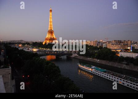 Une vue sur la Tour Eiffel et la Seine lors de la fête de la Bastille organisée par le PDG de MultimÀdia Pierre Guillermo dans son appartement à Paris, France, le 14 juillet 2008 photo de Helder Januario/ABACAPRESS.COM Banque D'Images