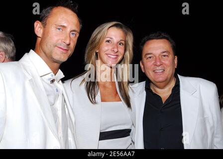 (G-D) Elite 2 Luxe CEO Alain Rolland, girfiend Karine et Pierre Guillermo à la fête de la Bastille organisée par le CEO de MultimÀdia Pierre Guillermo dans son appartement à Paris, France, le 14 juillet 2008 photo par Helder Januario/ABACAPRESS.COM Banque D'Images