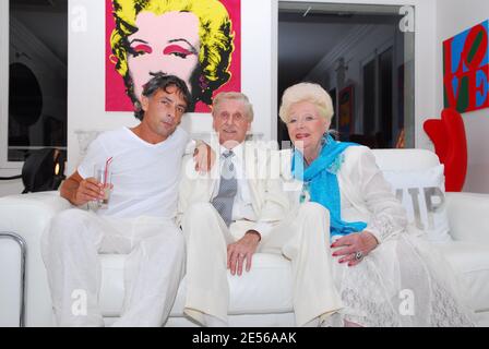 (G-D) l'acteur français Frédéric Deban (le Soleil), l'acteur américain Edward Meeks et l'épouse l'écrivain française Jacqueline Monsigny à la fête de la Bastille organisée par le PDG de MultimÀdia Pierre Guillermo dans son appartement à Paris, France, le 14 juillet 2008 photo de Helder Januario/ABACAPRESS.COM Banque D'Images