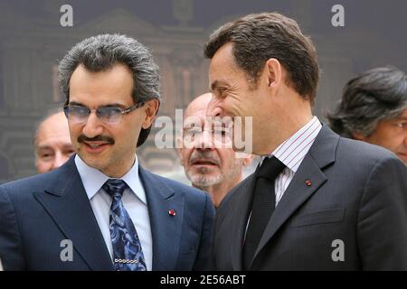 Le prince saoudien Alwaleed bin Talal Bin Abdul aziz Al Saud et le président français Nicolas Sarkozy derrière la première pierre du futur département d'art islamique du musée du Louvre au Musée du Louvre à Paris, en France, le 16 juillet 2008, lors de la cérémonie marquant le lancement des œuvres. Photo de Pierre Villard/Pool/ABACAPRESS.COM Banque D'Images