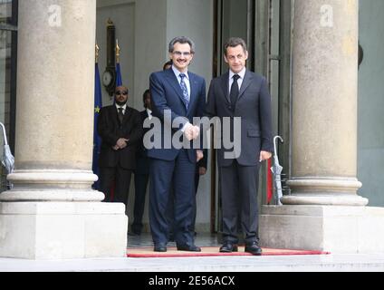 Le 16 juillet 2008, le président français Nicolas Sarkozy reçoit le prince saoudien Alwaleed Bin Talal Bin Abdulaziz Al Saud au palais de l'Elysée à Paris, en France. Photo de Denis Guignebourg/ABACAPRESS.COM Banque D'Images