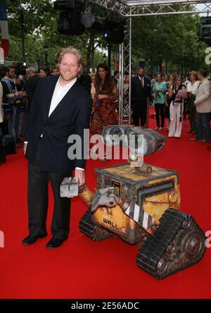 LE réalisateur AMÉRICAIN Andrew Stanton assiste à la première française du nouveau film d'animation des studios Pixar 'WALL E' qui s'est tenu au théâtre Marignan à Paris, en France, le 17 juillet 2008. Photo de Denis Guignebourg/ABACAPRESS.COM Banque D'Images