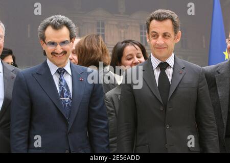 Le prince saoudien Alwaleed bin Talal Bin Abdul aziz Al Saud et le président français Nicolas Sarkozy derrière la première pierre du futur département d'art islamique du musée du Louvre au Musée du Louvre à Paris, en France, le 16 juillet 2008, lors de la cérémonie marquant le lancement des œuvres. Photo de Pierre Villard/Pool/ABACAPRESS.COM Banque D'Images