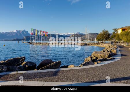 Cisano, Italie - 01 26 2021: Le port de Cisano près du coucher du soleil sur un après-midi d'hiver. Banque D'Images