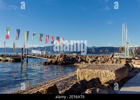 Cisano, Italie - 01 26 2021: Le port de Cisano près du coucher du soleil sur un après-midi d'hiver. Banque D'Images