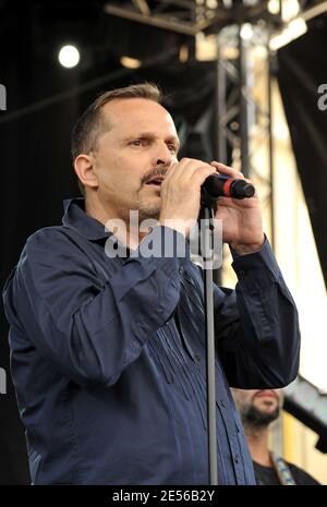 Le chanteur espagnol Miguel Bose se produit sur scène lors du concert pour la liberté au Trocadéro à Paris, en France, le 20 juillet 2008. Photo de Christophe Guibbbaud/ABACAPRESS.COM Banque D'Images