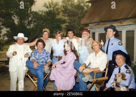 Casting des Ducs de Hazzard- Sorrell Booke John Schneider Ben Jones Catherine Bach Denver Pyle John Schneider Sonny Shrover James Best à la conférence de presse pour annoncer le retour de John Schneider et Tom Wopas à 'The Dukes of Hazzard' 2 février 1983 crédit: Ralph Dominguez/MediaPunch Banque D'Images