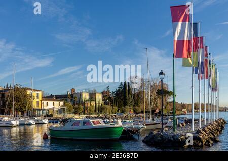Cisano, Italie - 01 26 2021: Le port de Cisano près du coucher du soleil sur un après-midi d'hiver. Banque D'Images