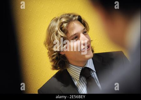 Exclusif. Fils du président français et chef du parti UMP au pouvoir au Conseil local des hauts-de-Seine Jean Sarkozy lors de sa visite de l'association 'Zy'va' à Nanterre, France, le 2 juillet 2008. Photo par Elodie Gregoire/ABACAPRESS.COM Banque D'Images