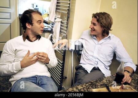 Exclusif. Fils du président français et chef du parti UMP au pouvoir au conseil local des hauts-de-Seine Jean Sarkozy avec son ami à Neuilly-sur-Seine, France, le 17 juillet 2008. Photo par Elodie Gregoire/ABACAPRESS.COM Banque D'Images