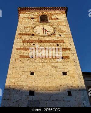 Le clocher de l'église de Cisano dans la province de Vérone. Banque D'Images