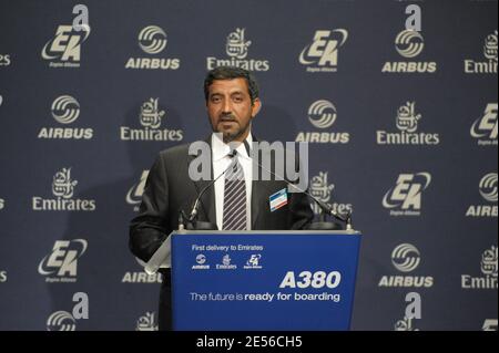Le Président-directeur général d'Emirates, Sheikh Ahmed Bin Saeed Al Maktoum, prononce un discours lors de la remise du premier Airbus A380 à la compagnie aérienne arabe Emirates à l'usine Airbus de Hambourg, en Allemagne, le 28 juillet 2008. Le premier vol prévu aura lieu le 01 août, au départ de Dubaï et à destination de New York. Emirates a commandé 58 A380, qui est actuellement le plus grand avion de transport de passagers au monde. Photo par Ammar Abd Rabbo/ABACAPRESS.COM Banque D'Images
