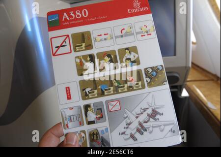 Un passager lit les instructions d'urgence à bord de l'Airbus A380 d'Emirates Airlines immatriculé « A6-EDA » lors du premier vol de l'avion entre Hambourg, Allemagne et Dubaï, Émirats arabes Unis, le 29 juillet 2008. La première classe du pont supérieur a des douches et un mini 'spa'. La société Emirates, basée à Dubaï, a commandé 58 A380, qui est actuellement le plus grand avion de transport de passagers au monde. Photo par Ammar Abd Rabbo/ABACAPRESS.COM Banque D'Images