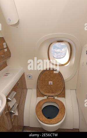 Une toilette avec vue sur les nuages à bord d'Emirates Airlines Airbus A380 a enregistré « A6-EDA » lors du premier vol de l'avion de Hambourg, Allemagne, à Dubaï, Émirats arabes Unis le 29 juillet 2008. La première classe du pont supérieur a des douches et un mini 'spa'. La société Emirates, basée à Dubaï, a commandé 58 A380, qui est actuellement le plus grand avion de transport de passagers au monde. Photo par Ammar Abd Rabbo/ABACAPRESS.COM Banque D'Images