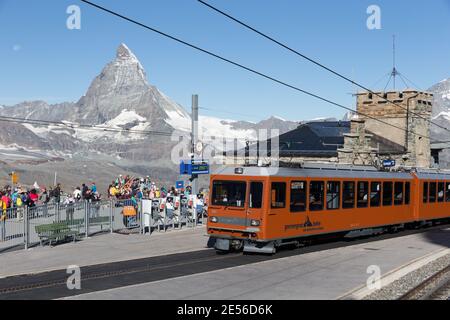 Suisse train s'est arrêté à la gare de Gornergrat sur le sommet de Gornergrat donnant sur le Cervin. Banque D'Images